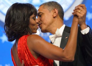 Obama and wife kissing