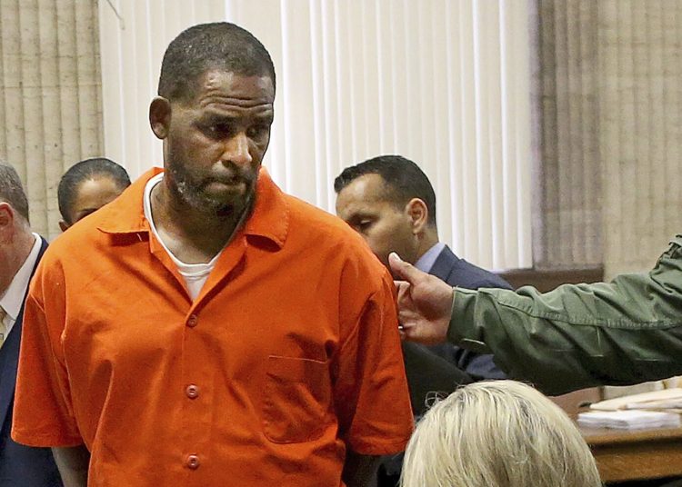 ARCHIVO - R. Kelly durante una audiencia en el Tribunal Penal de Leighton, en Chicago, el 17 de septiembre de 2019. (Antonio Perez/Chicago Tribune vía AP, Pool, archivo)