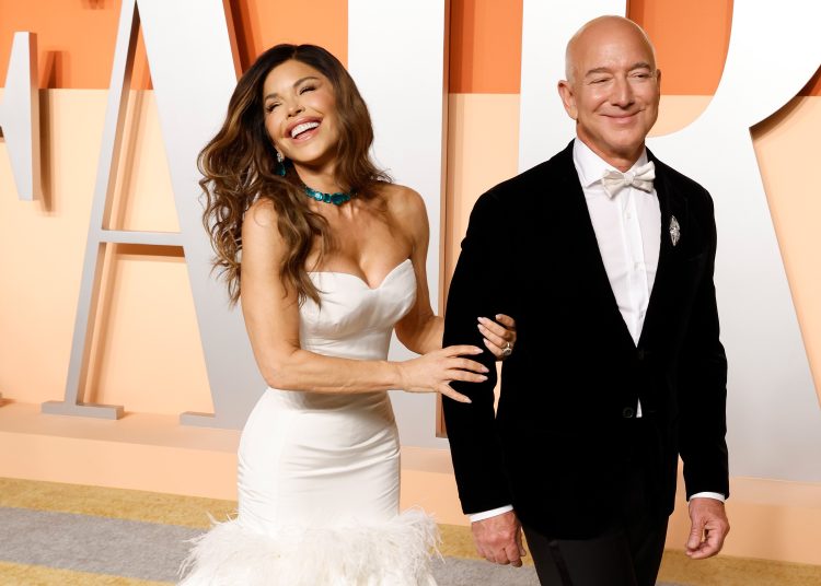 BEVERLY HILLS, CALIFORNIA - MARCH 02: Lauren Sanchez and Jeff Bezos attend the 2025 Vanity Fair Oscar Party hosted by Radhika Jones at Wallis Annenberg Center for the Performing Arts on March 02, 2025 in Beverly Hills, California.  (Photo by Taylor Hill/FilmMagic)