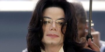 Entertainer Michael Jackson arrives at the Santa Barbara County Courthouse for his trial on child molestation charges in Santa Maria, California May 13, 2005. Pool Photo by Aaron Lambert (Photo by Pool Photographer/WireImage)