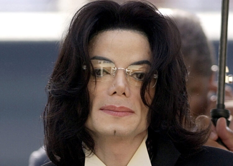 Entertainer Michael Jackson arrives at the Santa Barbara County Courthouse for his trial on child molestation charges in Santa Maria, California May 13, 2005. Pool Photo by Aaron Lambert (Photo by Pool Photographer/WireImage)